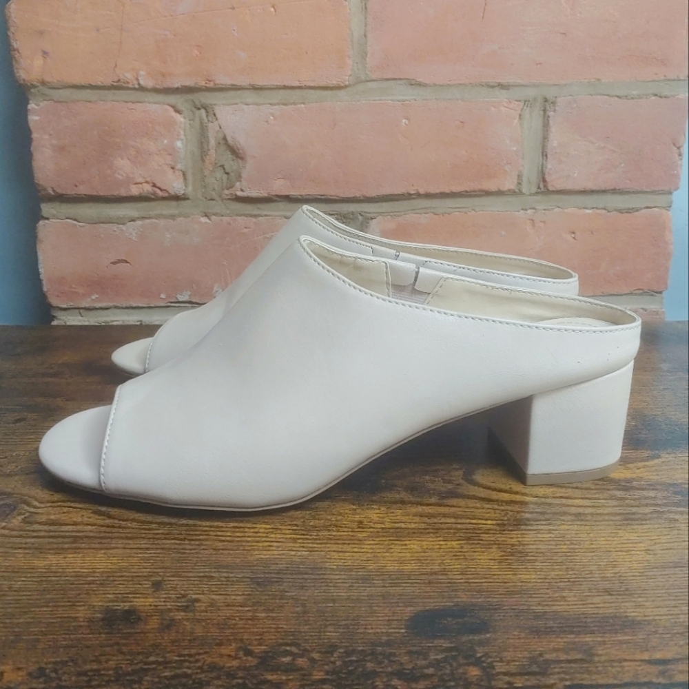 Charles David Open Toe Leather Heeled Mules In Cream/Nude Size 9.5 US